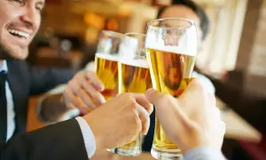 Czy alkohol tuczy? Sprawdź, jak wpływa na Twoją wagę i zdrowie