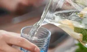 Jaką wodę pić przy odchudzaniu, by uniknąć błędów i schudnąć?