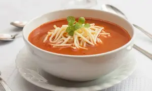 Zupa pomidorowa z makaronem: ile kalorii kryje Twój talerz?