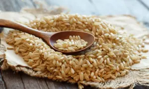 Ile kalorii ma ryż brązowy? Sprawdź, ile naprawdę dostarcza kcal