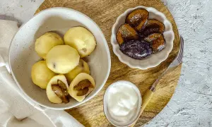 Knedle ze śliwkami fit - jak przygotować zdrową wersję deseru?