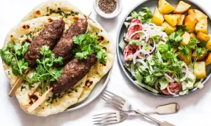 Ile kalorii ma kebab z frytkami? Zaskakujące wartości kaloryczne