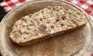 Ile kalorii ma smalec ze skwarkami? Sprawdź, co musisz wiedzieć!