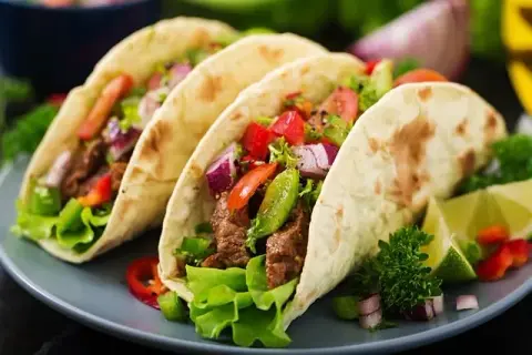 Ile kalorii ma tortilla z warzywami? Sprawdź, co wpływa na kaloryczność