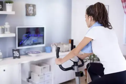 Czy rower stacjonarny odchudza? Sprawdź skuteczne metody na wagę