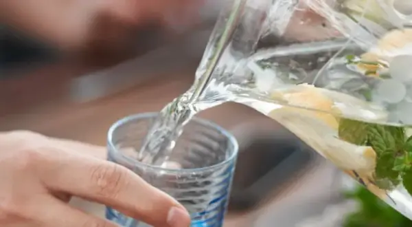 Jaką wodę pić przy odchudzaniu, by uniknąć błędów i schudnąć?