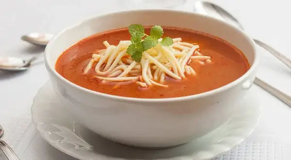 Zupa pomidorowa z makaronem: ile kalorii kryje Twój talerz?