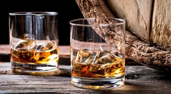Czy whisky tuczy? Odkryj prawdę o wpływie alkoholu na wagę