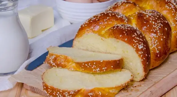 Ile kcal ma chałka? Poznaj dokładną wartość kaloryczną pieczywa