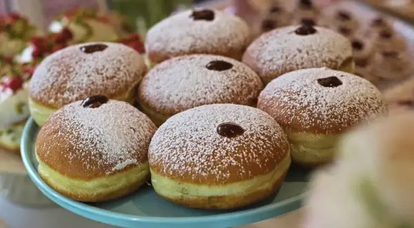 Pączek ile kcal? Poznaj kaloryczność różnych rodzajów