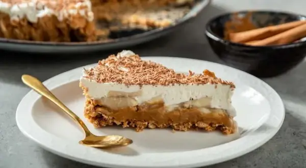 Tarta bananowa przepis: Szybki deser z kajmakiem i czekoladą