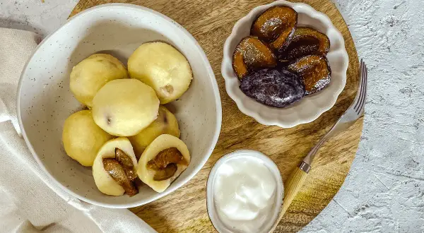 Knedle ze śliwkami fit - jak przygotować zdrową wersję deseru?