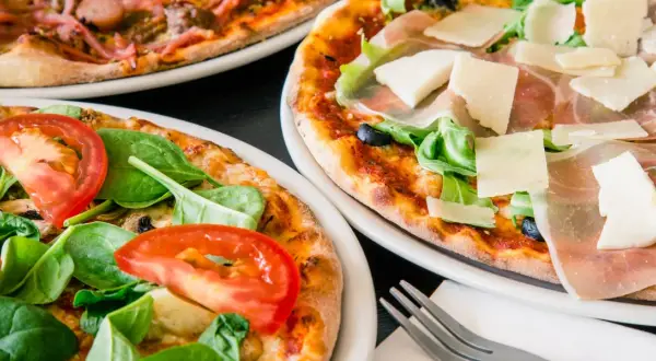 Ile kcal ma duża pizza? Zaskakujące różnice w kaloryczności!