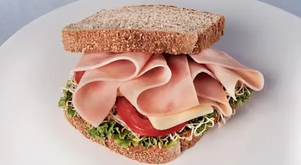 Kanapka z szynką: Ile kalorii i jak wpływa na dietę?