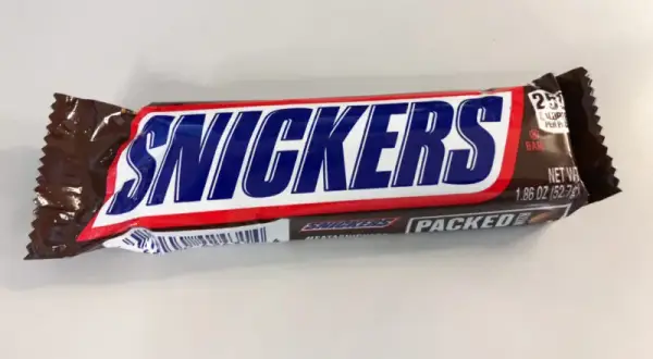 Ile kcal ma Snickers? Wartość energetyczna popularnego batona