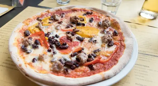 Ile kcal ma pizza? Poznaj pełną kaloryczność różnych rodzajów pizzy