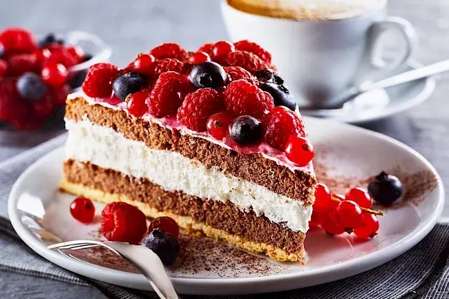 Ile kcal ma tort? Poznaj kaloryczność różnych rodzajów ciast