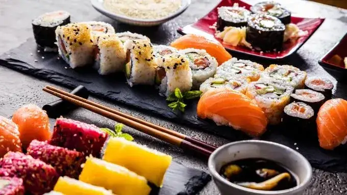 Zdjęcie Ile kcal ma sushi? Zaskakujące różnice w kaloryczności!