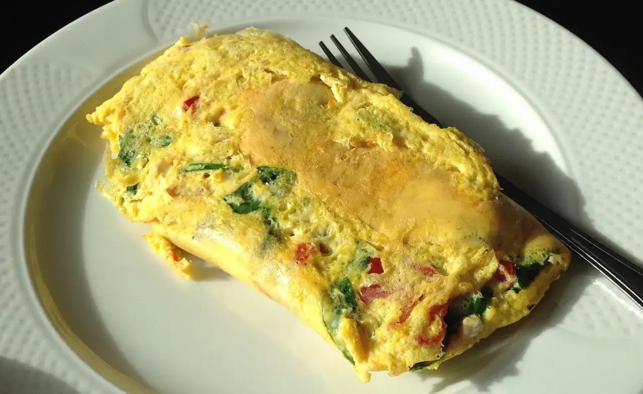 Zdjęcie Omlet z 2 jajek: Ile kalorii ma naprawdę? Poznaj fakty!