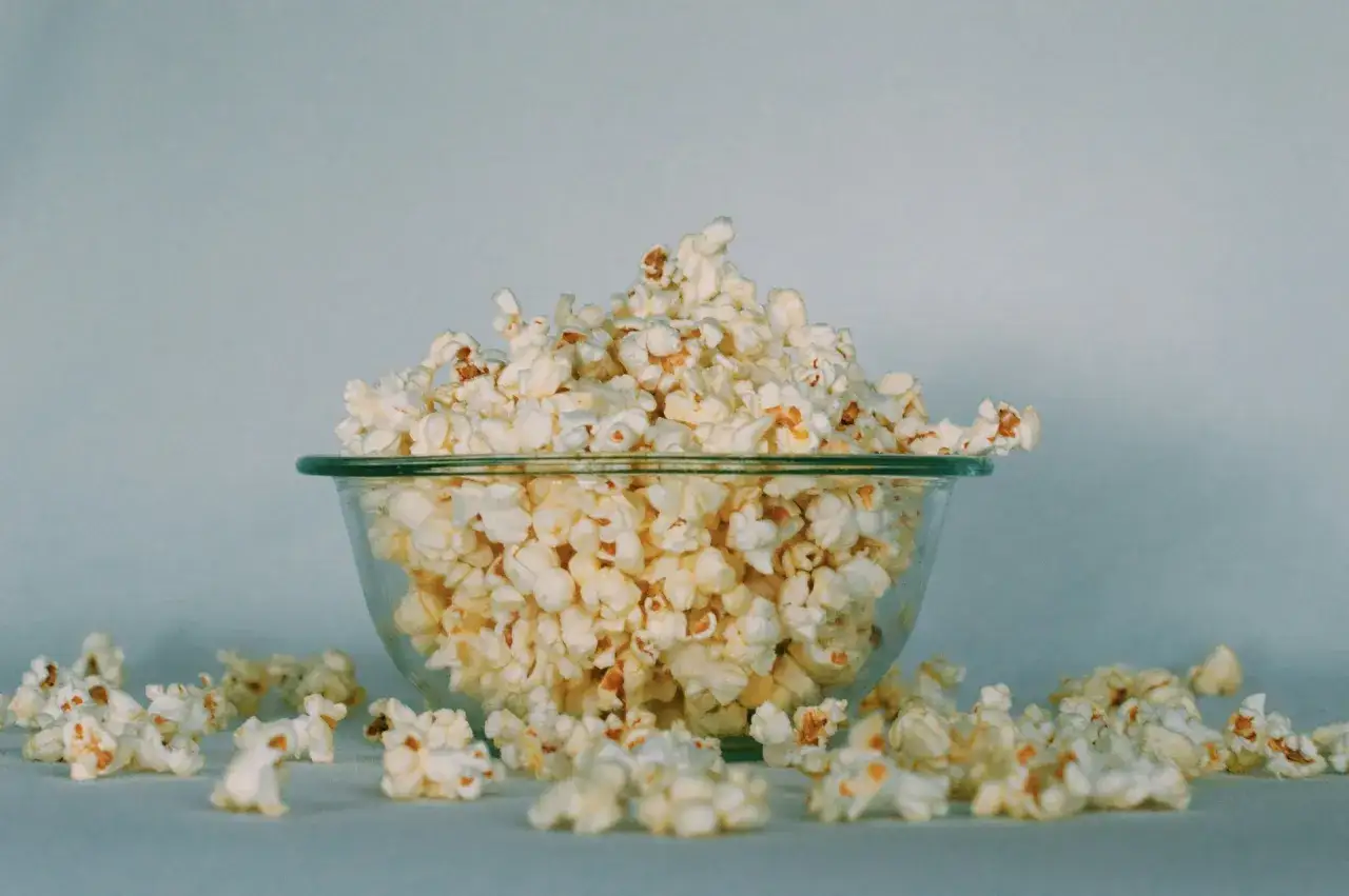 Zdjęcie Ile kalorii ma popcorn bez tłuszczu? Zaskakujące fakty o diecie