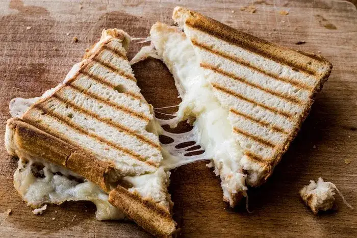 Zdjęcie Ile kalorii ma jeden tost z serem i szynką? Zaskakujące fakty o kaloriach