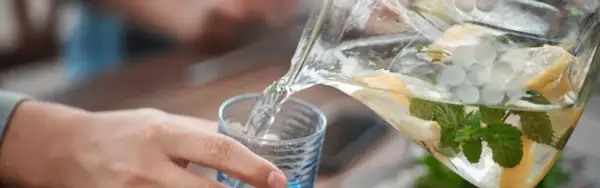 Jaką wodę pić przy odchudzaniu, by uniknąć błędów i schudnąć?