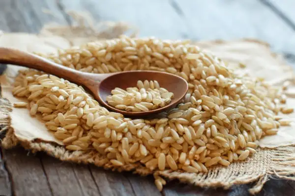 Ile kalorii ma ryż brązowy? Sprawdź, ile naprawdę dostarcza kcal