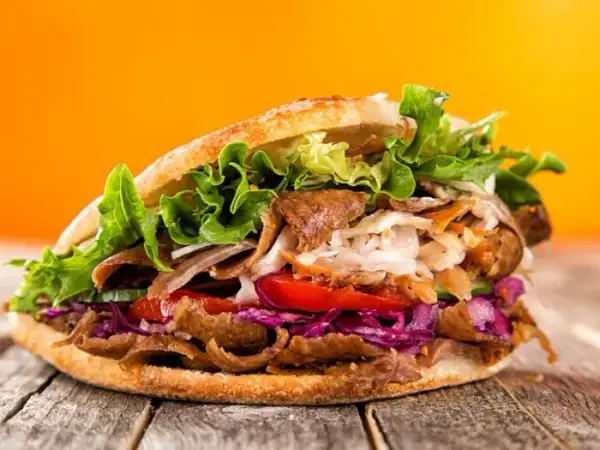 Ile kcal ma kebab rollo? Pełna analiza kaloryczności wszystkich rodzajów