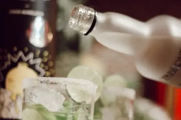 Ile kcal ma wódka: pełen przewodnik kalorii w alkoholu dla dbających o dietę