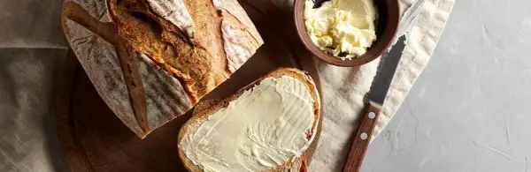 Ile kcal ma kromka chleba z masłem? Poznaj dokładną liczbę