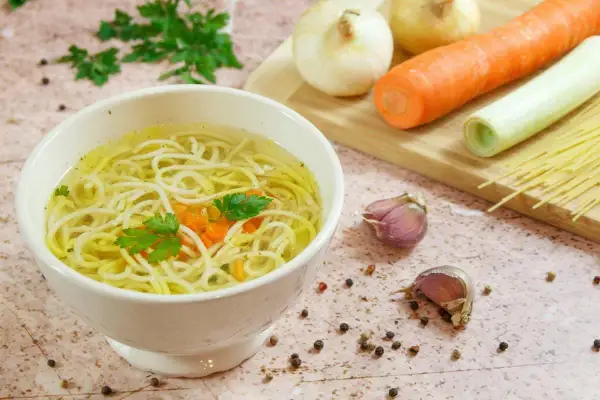 Ile kcal ma miska rosołu? Poznaj prawdziwą wartość kaloryczną zupy domowej