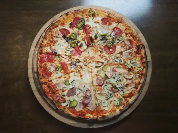 Ile kcal ma pizza 40 cm? Poznaj rzeczywistą kaloryczność różnych rodzajów