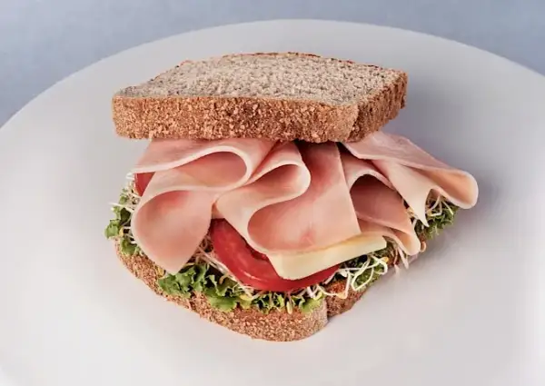 Kanapka z szynką: Ile kalorii i jak wpływa na dietę?