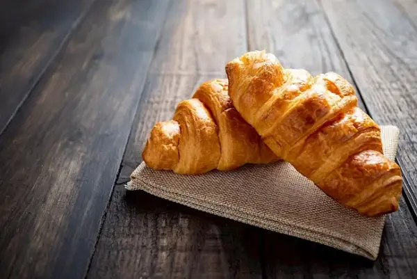 Ile kalorii ma rogal? Porównaj różne rodzaje i ich kaloryczność