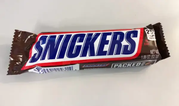 Ile kcal ma Snickers? Wartość energetyczna popularnego batona