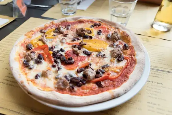 Ile kcal ma pizza? Poznaj pełną kaloryczność różnych rodzajów pizzy