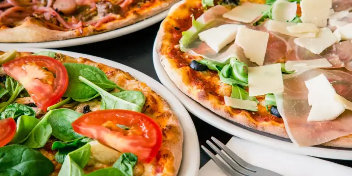 Ile kcal ma duża pizza? Zaskakujące różnice w kaloryczności!